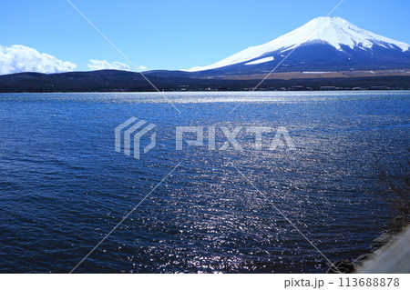 山中湖から見た三月の晴れた空と富士山 山中湖から見た三月の晴れた空と富士山 113688878