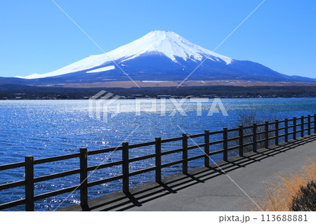 山中湖から見た三月の晴れた空と富士山 山中湖から見た三月の晴れた空と富士山 113688881