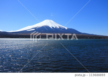山中湖から見た三月の晴れた空と富士山 山中湖から見た三月の晴れた空と富士山 113688893