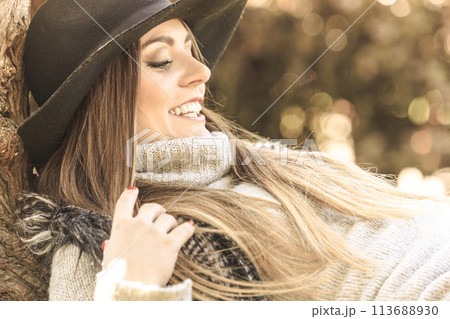 Beautiful autumnal woman in park 113688930