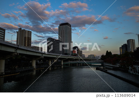 大阪北浜の夕暮れ 113689014