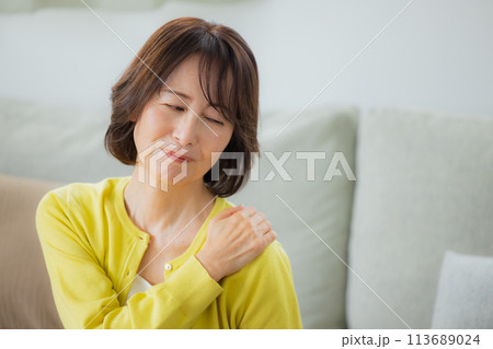 リビングのミドル女性　 113689024