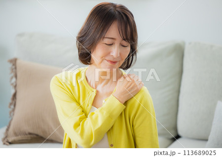 リビングのミドル女性　 113689025