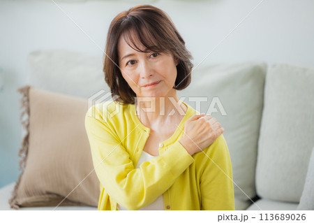 リビングのミドル女性　 113689026
