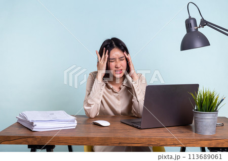 Desperate businesswoman worried in office 113689061