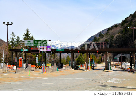 安房峠道路(安房トンネル)平湯料金所付近より笠ヶ岳方面を望む(岐阜県高山市)【2024.4】 安房峠道路(安房トンネル)平湯料金所付近より笠ヶ岳方面を望む(岐阜県高山市)【2024.4】 113689438