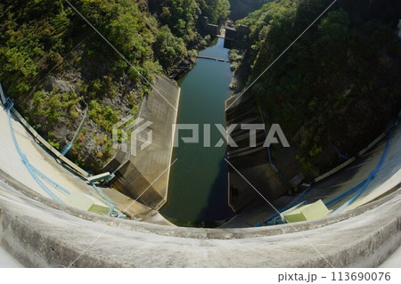 裾花ダム堤体から見る下流 113690076
