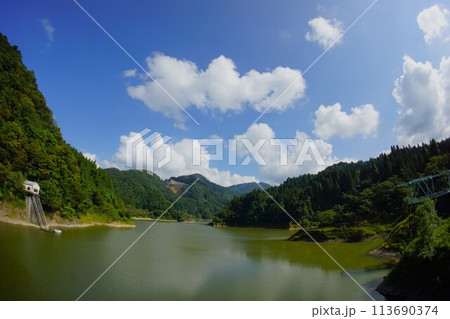 上市川ダムのダム湖と青空 113690374