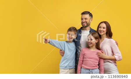 Family pointing and looking to the side 113690940
