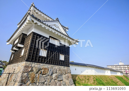 西尾市、西尾城の二之丸丑寅櫓と屏風折れ土塀 113691093