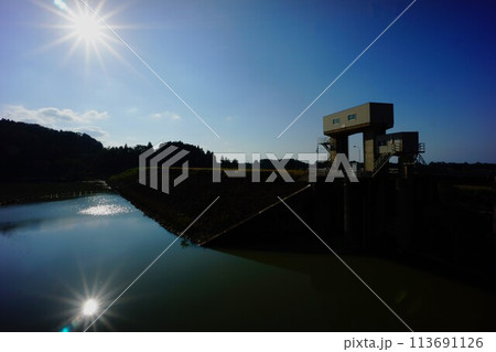 白岩川ダムの堤体と太陽 113691126