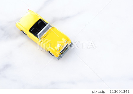 黄色の二人乗りのオープンカーで気ままなドライブ旅行に出るイメージ画像 黄色の二人乗りのオープンカーで気ままなドライブ旅行に出るイメージ画像 113691341