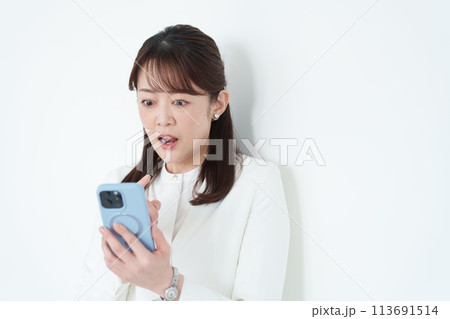 ビジネス・スマホを使うミドル女性 113691514