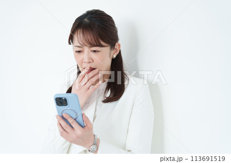 ビジネス・スマホを使うミドル女性 113691519