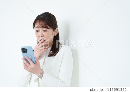 ビジネス・スマホを使うミドル女性 ビジネス・スマホを使うミドル女性 113691522