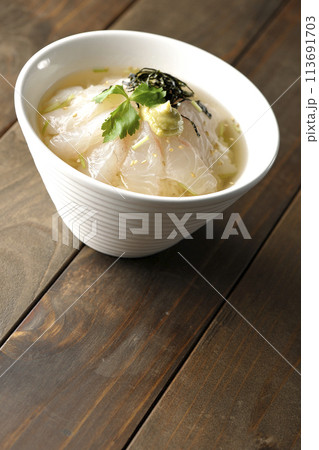 三つ葉、刻み海苔、わさびが乗った鯛茶漬け 113691703