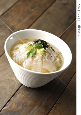 三つ葉、刻み海苔、わさびが乗った鯛茶漬け 三つ葉、刻み海苔、わさびが乗った鯛茶漬け 113691705