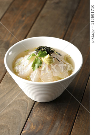 三つ葉、刻み海苔、わさびが乗った鯛茶漬け 三つ葉、刻み海苔、わさびが乗った鯛茶漬け 113691710