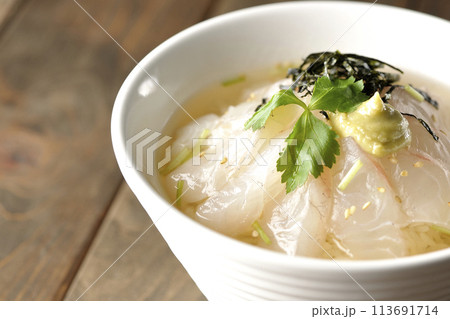 三つ葉、刻み海苔、わさびが乗った鯛茶漬け 三つ葉、刻み海苔、わさびが乗った鯛茶漬け 113691714