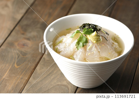三つ葉、刻み海苔、わさびが乗った鯛茶漬け 113691721