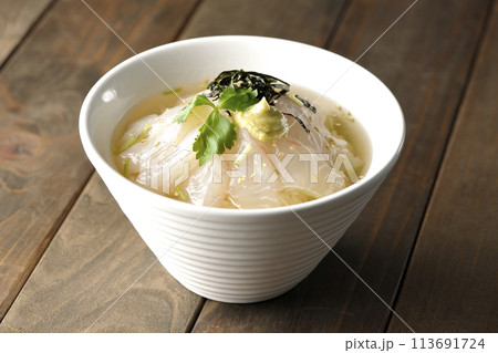 三つ葉、刻み海苔、わさびが乗った鯛茶漬け 113691724