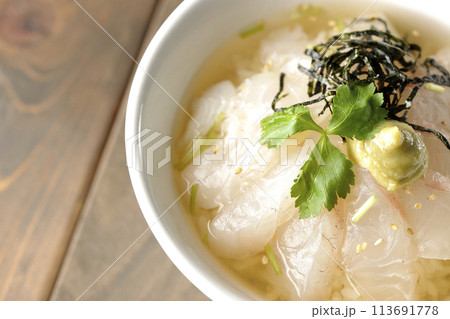 三つ葉、刻み海苔、わさびが乗った鯛茶漬けを俯瞰で撮影 三つ葉、刻み海苔、わさびが乗った鯛茶漬けを俯瞰で撮影 113691778