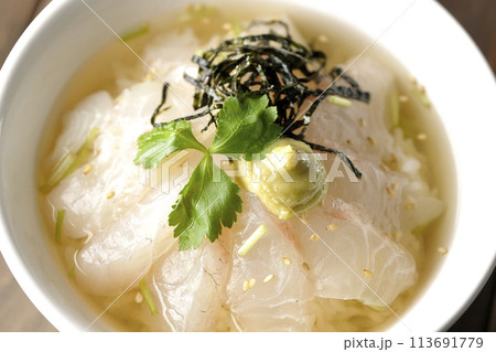 三つ葉、刻み海苔、わさびが乗った鯛茶漬けを俯瞰で撮影 三つ葉、刻み海苔、わさびが乗った鯛茶漬けを俯瞰で撮影 113691779