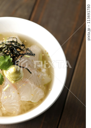 三つ葉、刻み海苔、わさびが乗った鯛茶漬けを俯瞰で撮影 113691780