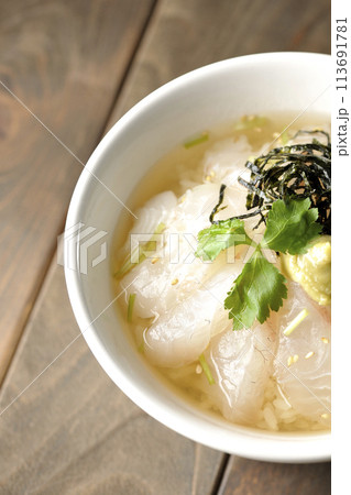 三つ葉、刻み海苔、わさびが乗った鯛茶漬けを俯瞰で撮影 113691781