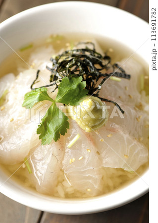 三つ葉、刻み海苔、わさびが乗った鯛茶漬けを俯瞰で撮影 三つ葉、刻み海苔、わさびが乗った鯛茶漬けを俯瞰で撮影 113691782