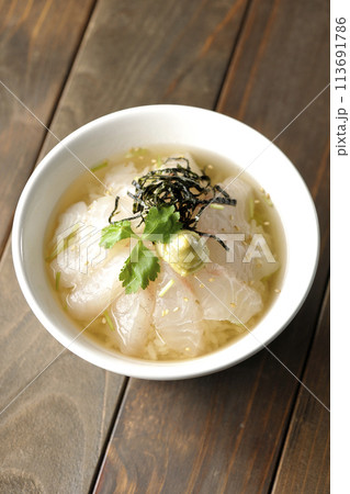 三つ葉、刻み海苔、わさびが乗った鯛茶漬けを俯瞰で撮影 113691786