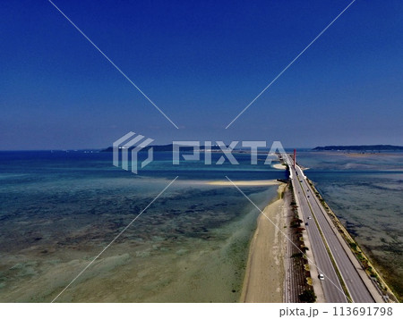 上空から眺めた「海中道路」〜ドローンで空撮(沖縄県うるま市) 上空から眺めた「海中道路」〜ドローンで空撮(沖縄県うるま市) 113691798