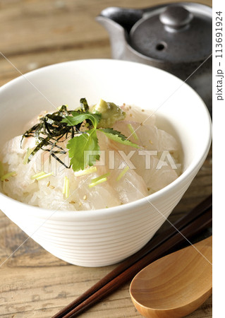 三つ葉、刻み海苔、わさびが乗った鯛茶漬け 113691924