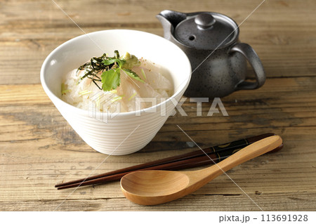 三つ葉、刻み海苔、わさびが乗った鯛茶漬け 113691928