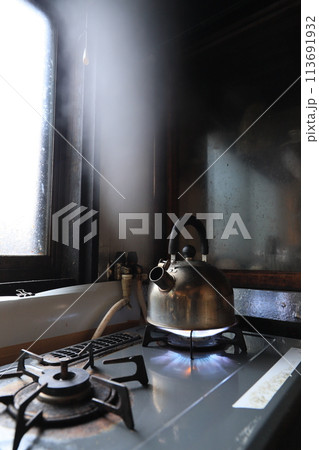 やかんから湯気がでる 113691932