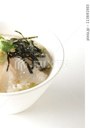 三つ葉、刻み海苔、わさびが乗った鯛茶漬けを白背景で撮影 113691983