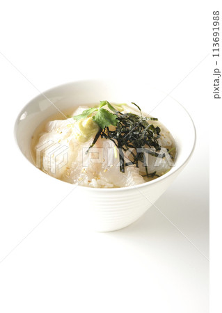 三つ葉、刻み海苔、わさびが乗った鯛茶漬けを白背景で撮影 113691988