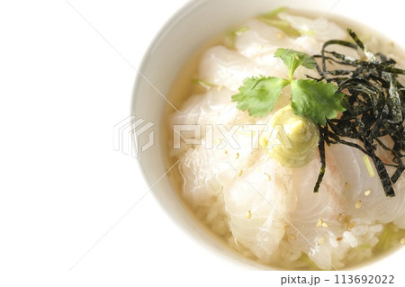 三つ葉、刻み海苔、わさびが乗った鯛茶漬けを白背景で俯瞰撮影 113692022