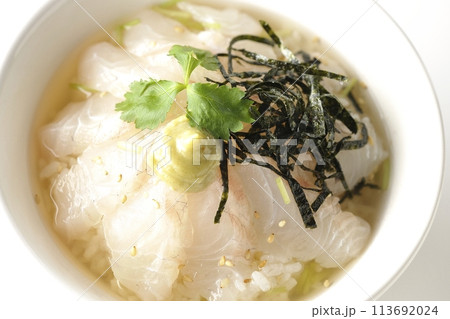 三つ葉、刻み海苔、わさびが乗った鯛茶漬けを白背景で俯瞰撮影 三つ葉、刻み海苔、わさびが乗った鯛茶漬けを白背景で俯瞰撮影 113692024