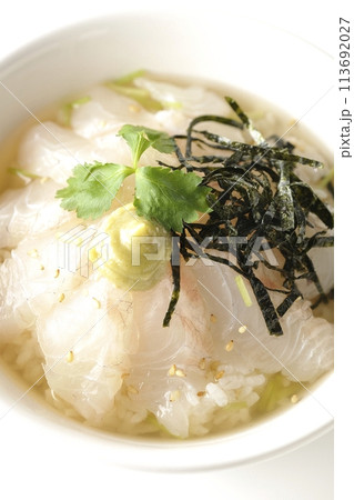 三つ葉、刻み海苔、わさびが乗った鯛茶漬けを白背景で俯瞰撮影 三つ葉、刻み海苔、わさびが乗った鯛茶漬けを白背景で俯瞰撮影 113692027