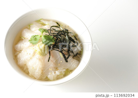 三つ葉、刻み海苔、わさびが乗った鯛茶漬けを白背景で俯瞰撮影 三つ葉、刻み海苔、わさびが乗った鯛茶漬けを白背景で俯瞰撮影 113692034