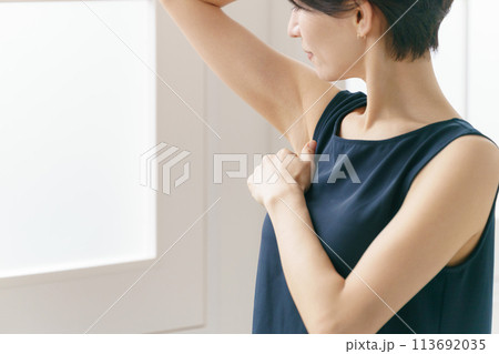 脇の下をチェックする女性 113692035