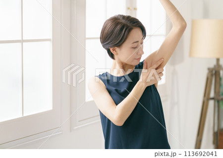 脇の下をチェックする女性 脇の下をチェックする女性 113692041