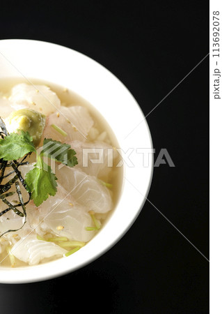 三つ葉、刻み海苔、わさびが乗った鯛茶漬けを黒背景で俯瞰撮影 113692078