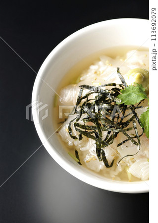 三つ葉、刻み海苔、わさびが乗った鯛茶漬けを黒背景で俯瞰撮影 113692079