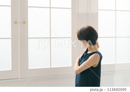 脇の下を見る女性 脇の下を見る女性 113692095