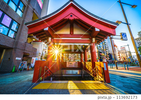 日本の東京都市景観 浅草寺をモチーフにした東京メトロ銀座線浅草駅出入口4や夕日などを望む。希望の光… 日本の東京都市景観 浅草寺をモチーフにした東京メトロ銀座線浅草駅出入口4や夕日などを望む。希望の光… 113692173