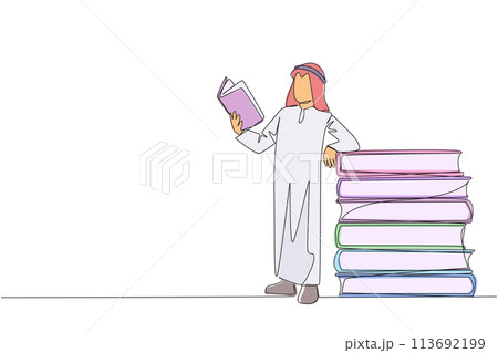 Single one line drawing Arabian man standing reading a book while leaning against a pile of large books. Hobby of reading anywhere. Very happy when reading. Continuous line design graphic illustration 113692199