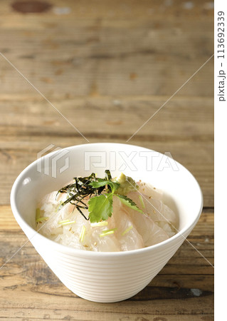 三つ葉、刻み海苔、わさびが乗った出汁を入れる前の鯛茶漬け 三つ葉、刻み海苔、わさびが乗った出汁を入れる前の鯛茶漬け 113692339