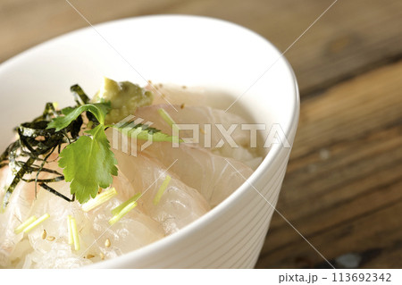 三つ葉、刻み海苔、わさびが乗った出汁を入れる前の鯛茶漬け 113692342